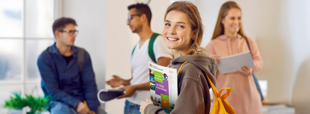 Étudiante qui tient la brochure Geipi Polytech
